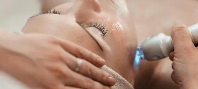 Gesichtsbehandlung mit Gerät, z. B. Hydra Facial, im Nobel Spa Zürich