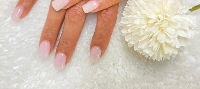 Gepflegte Hände mit Nagellack nach der Maniküre im Nobel Spa Zürich