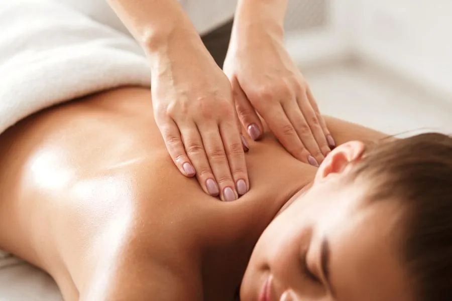 Entspannende Rücken- und Nackenmassage im Nobel Spa Zürich