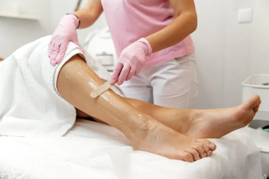 Haarentfernung mit Waxing am Bein im Nobel Spa Zürich